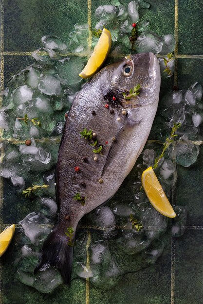 Photo poisson cru sur glace avant cuisson
