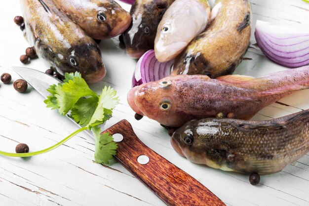 Poisson cru sur planche à découper