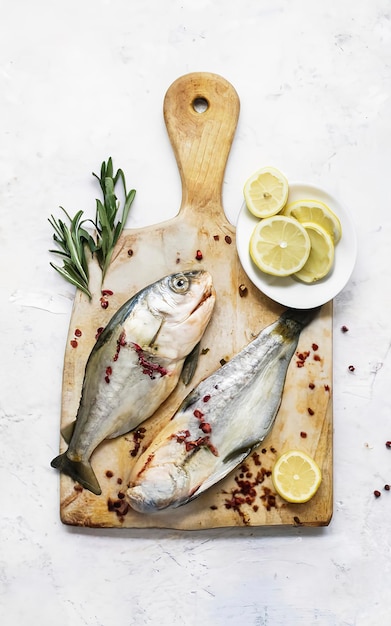 Poisson cru préparé pour la cuisson