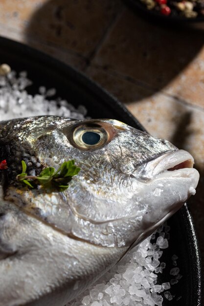 Photo poisson cru salé dans une assiette avant la cuisson