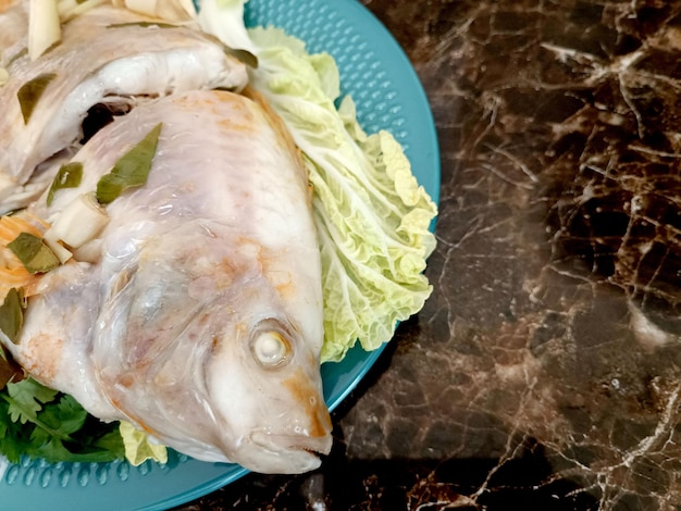 Photo poisson cuit à la vapeur avec chili lime saucethai cuisine thaïlandaise traditionnelle style thaïlandais poisson cuit à la vapeur sur la table cl