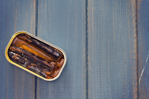 Poisson dans une boîte en fer sur bois bleu