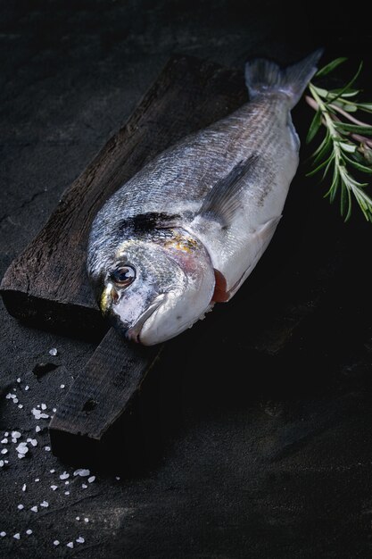 Poisson daurade cru aux herbes