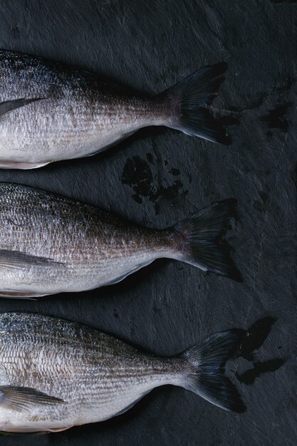 Poisson daurade cru aux herbes