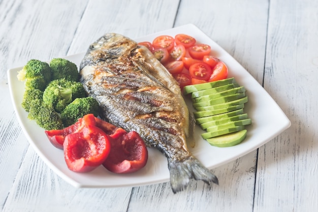 Poisson daurade grillée aux légumes