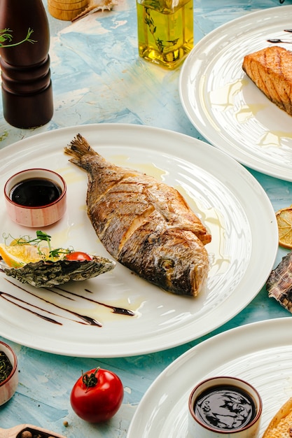 Poisson dorada grillé gastronomique sur la table servie