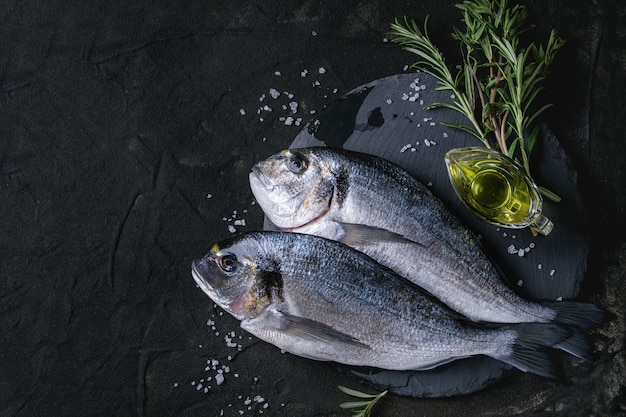 Poisson dorade crue aux herbes