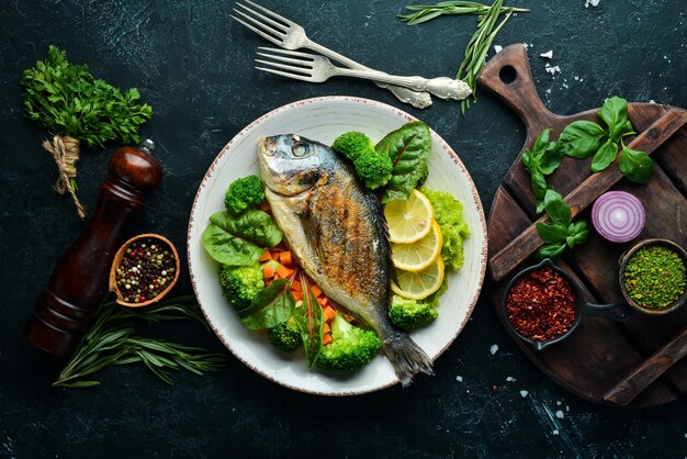 Poisson Dorado aux légumes grillés Fruits de mer Vue de dessus Espace de copie gratuit