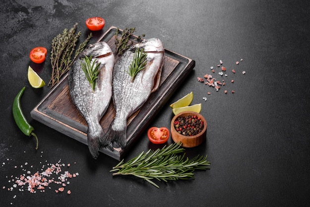 Poisson dorado cru aux épices cuisson sur planche à découper