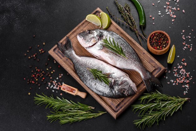 Poisson dorado cru aux épices cuisson sur planche à découper