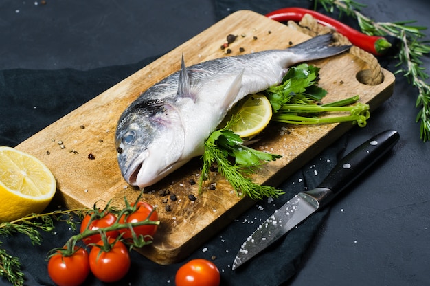 Poisson Dorado farci sur une planche à découper en bois.