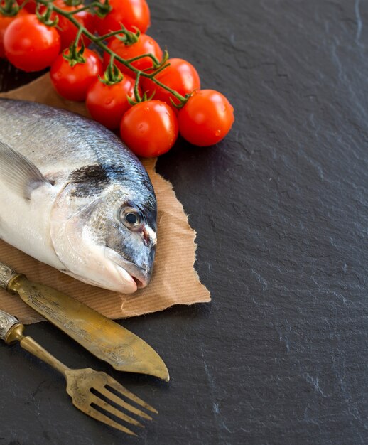 Poisson dorado frais aux tomates