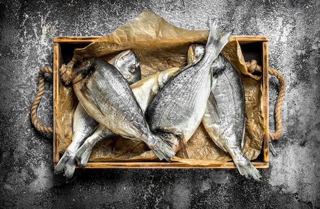 Poisson Dorado frais sur un vieux plateau.