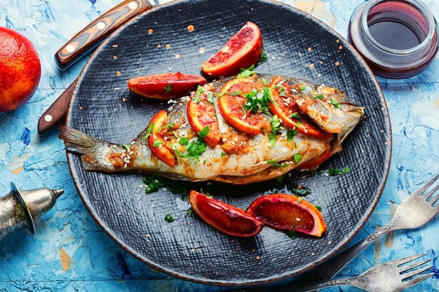 Poisson dorado grillé sur assiette