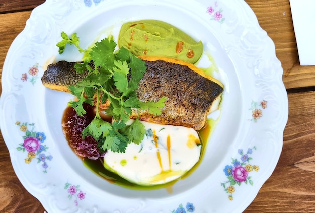 Le poisson Dorado servi sur table de restaurant