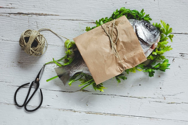 Poisson doré cru en papier