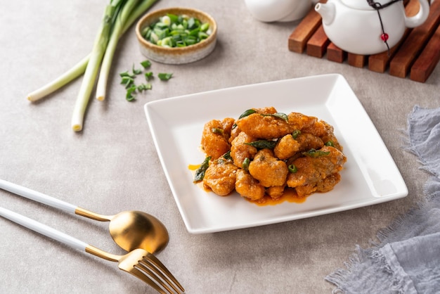 Poisson dori frit croustillant enrobé d'oeuf salé plaqué sur une assiette blanche