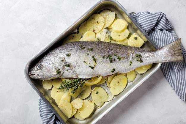 Poisson Frais De Bar Cru Préparé Pour Rôtir Avec Des Pommes De Terre