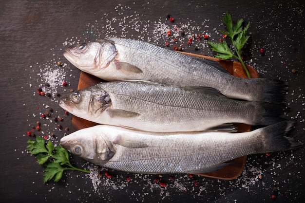 Poisson frais avec des ingrédients pour la cuisson vue de dessus