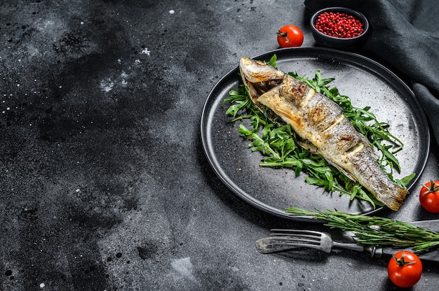 Poisson frais et savoureux avec des épices sur la table