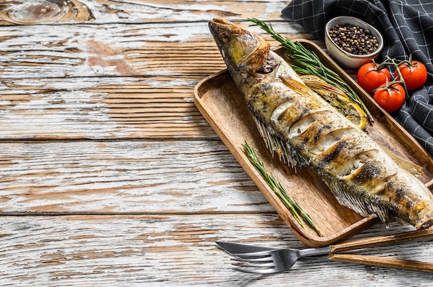 Poisson frais et savoureux avec des épices sur la table