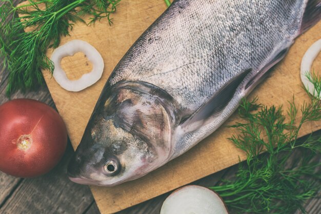 Poisson frais sur une table en bois