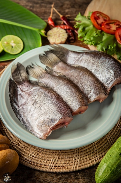 Poisson frais sur la table garni de légumes