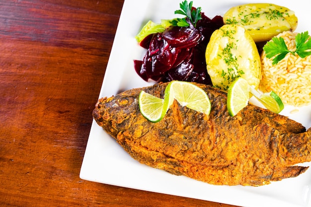 poisson frit accompagné de riz et pommes de terre au four