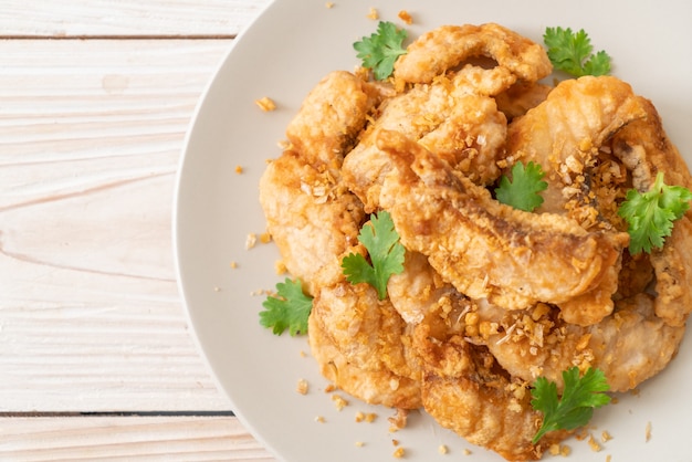 poisson frit à l'ail sur assiette