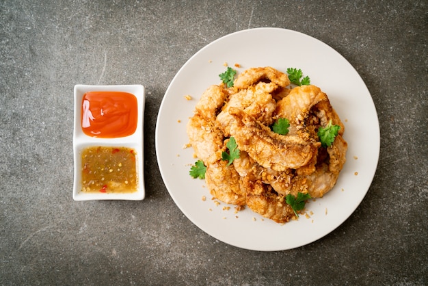 poisson frit à l'ail sur assiette