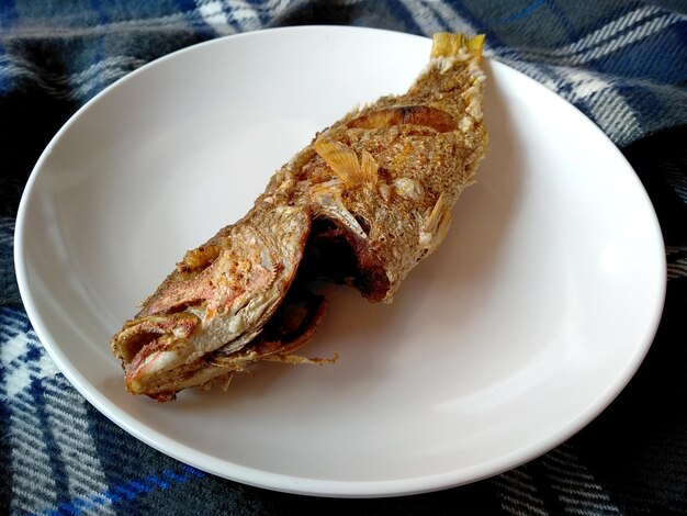 poisson frit sur une assiette cuisine culinaire indonésienne