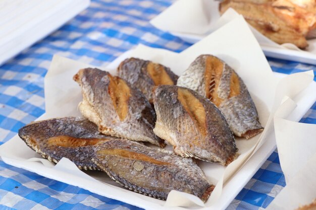 Poisson frit au street food