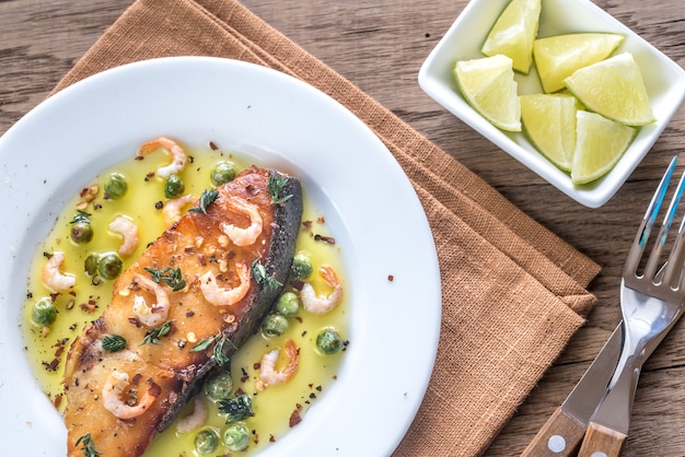 Poisson frit aux crevettes et petits pois