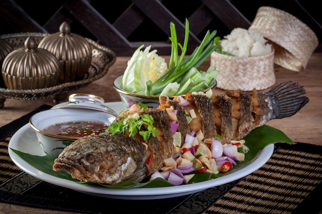 poisson frit aux herbes et sauce piquante