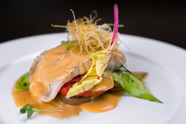 Poisson frit aux légumes sur une assiette