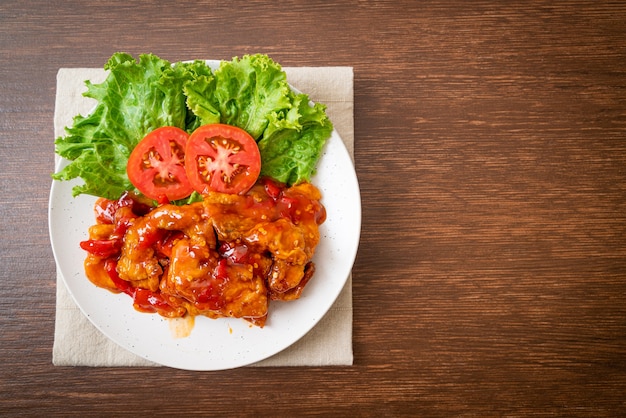 Poisson frit garni de sauce chili 3 saveurs (aigre-douce, épicée)