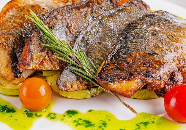 poisson frit avec des légumes sur assiette