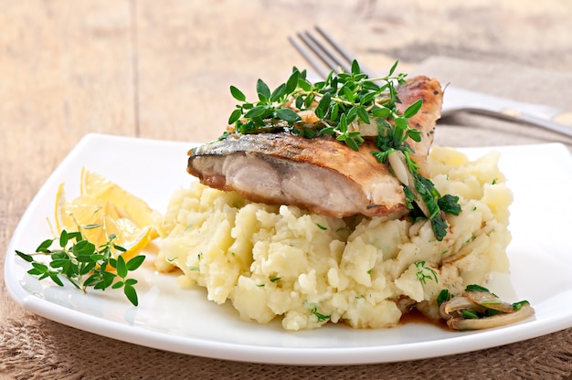 Poisson frit avec purée de pommes de terre