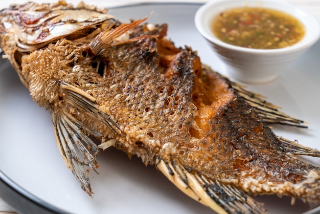 Poisson frit avec sauce aux fruits de mer épicée