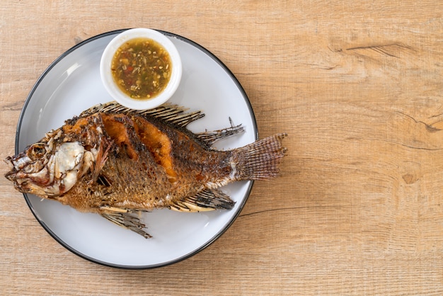 Poisson frit avec sauce aux fruits de mer épicée