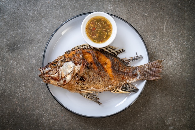 Poisson frit avec sauce aux fruits de mer épicée