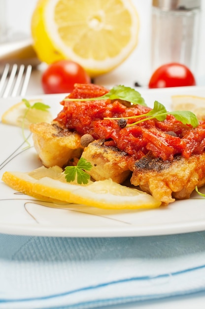 Poisson frit avec sauce aux légumes