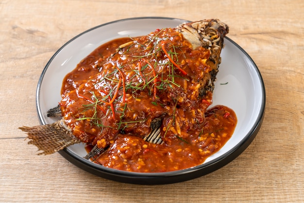 Poisson frit avec sauce chili