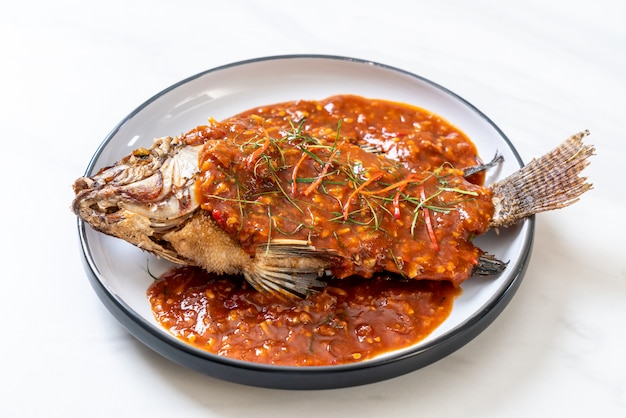 Poisson frit avec sauce chili