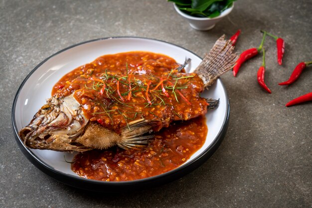 Poisson frit avec sauce chili