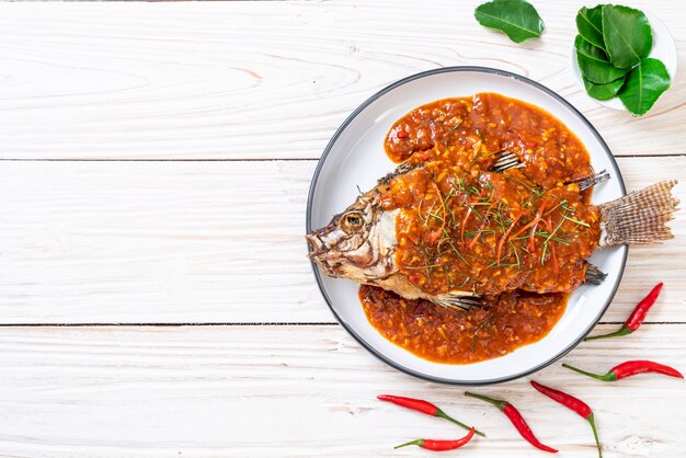 Poisson frit avec sauce chili