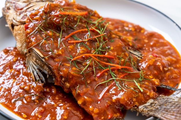 Poisson frit avec sauce chili