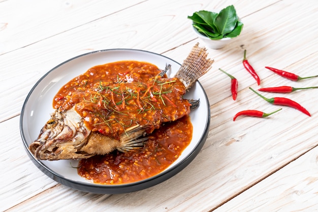 Poisson frit avec sauce chili