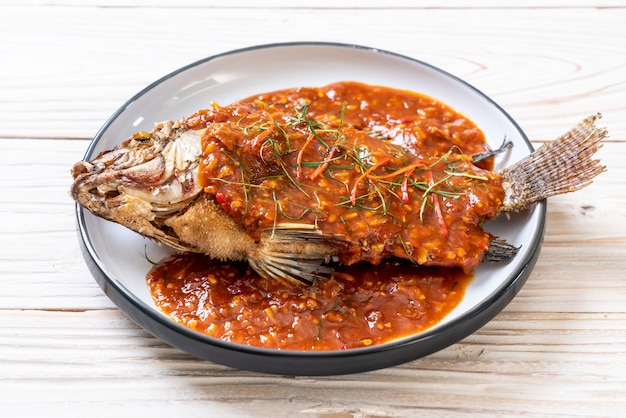 Poisson frit avec sauce chili