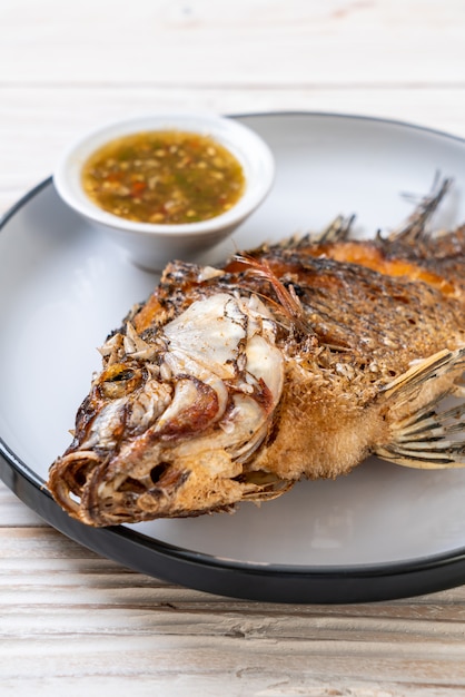 Poisson frit avec sauce de fruits de mer épicée